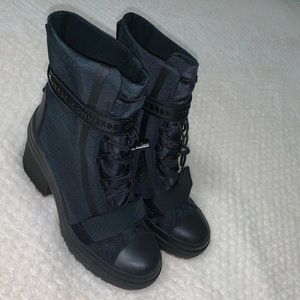 Converse boots, NWOT